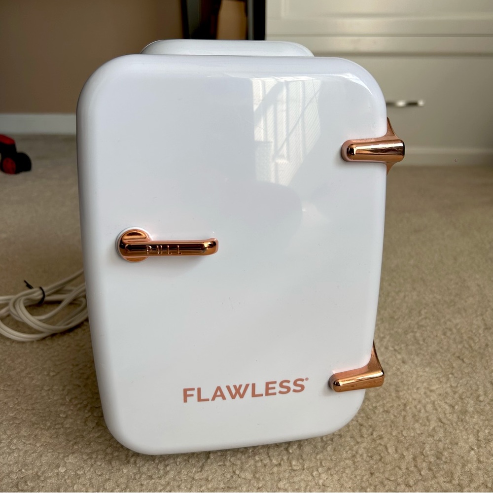 Finishing Touch Flawless Mini Beauty Fridge - Like New!!